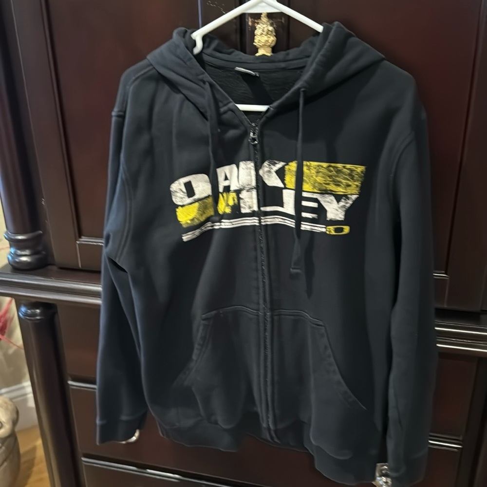 Blk hooded zipped Oakley sweatshirt. Like new !!!!!